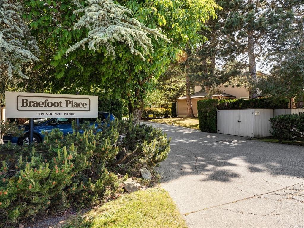 2-1309 Mckenzie Avenue, Saanich, BC, V8P 2M1