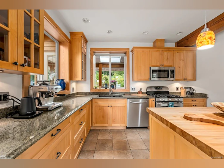 652 Fox Road, Quadra Island, BC, V0P 1N0 - 8