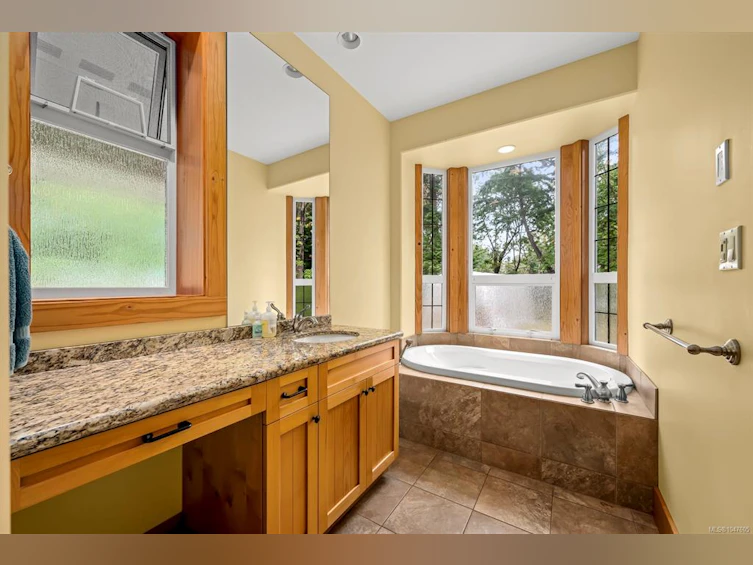 652 Fox Road, Quadra Island, BC, V0P 1N0 - 39