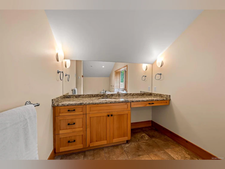 652 Fox Road, Quadra Island, BC, V0P 1N0 - 28