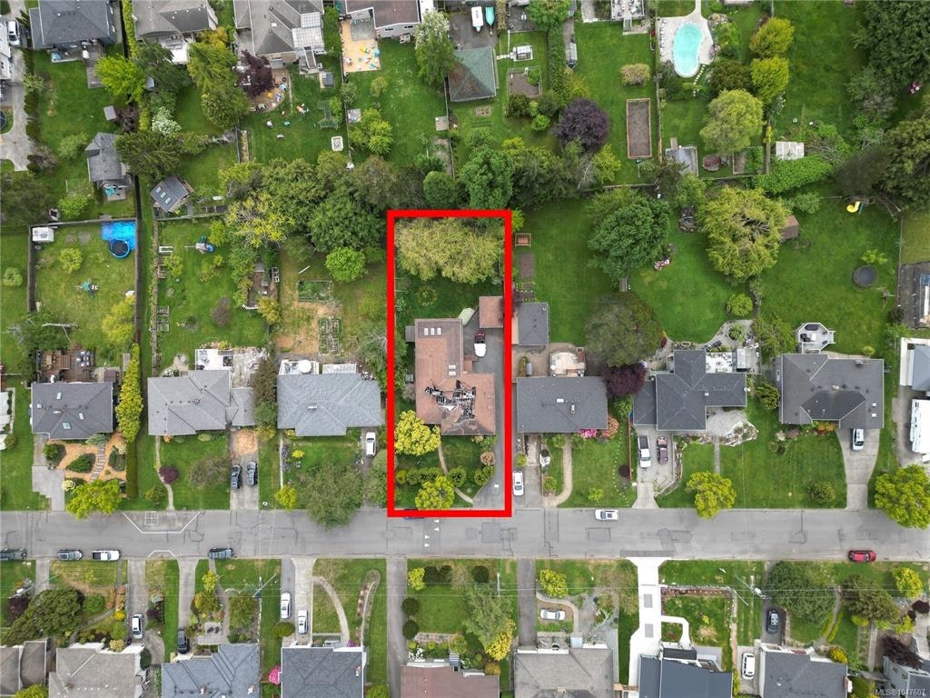 1637 Warren Gardens, Victoria, BC, V8S 1S9