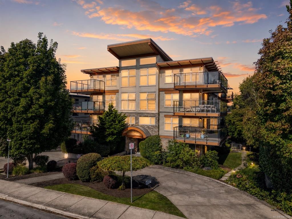304-2940 Harriet Road, Saanich, BC, V8N 1A1