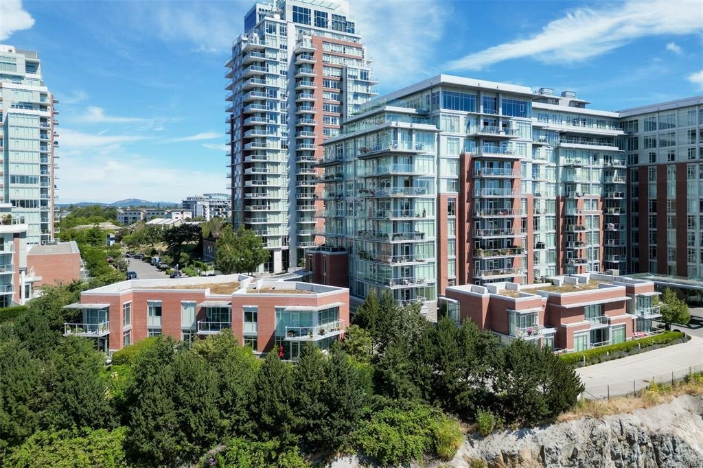 TH5-100 Saghalie Avenue, Victoria, BC, V9A 0A1