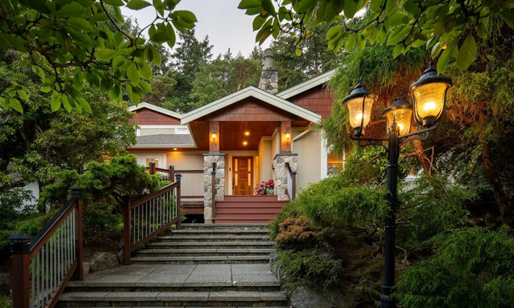 2229 E Arbutus Road