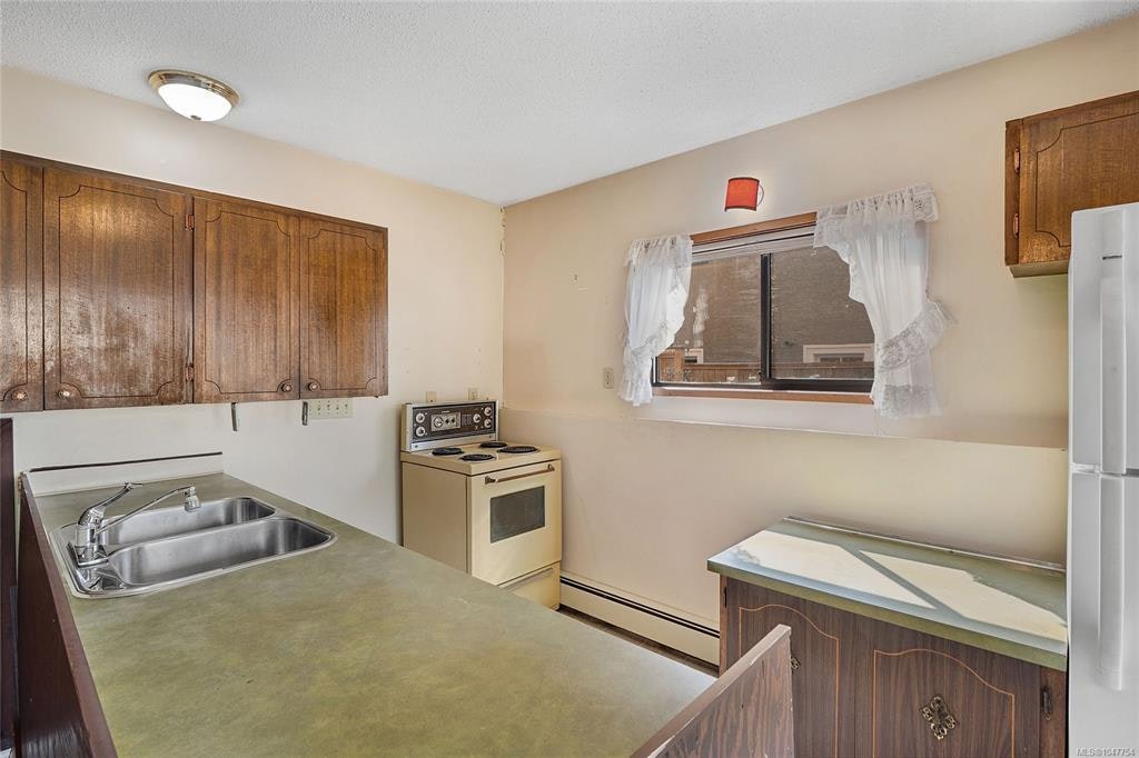 1144 May Street, Victoria, BC, V8V 2S5 - 31