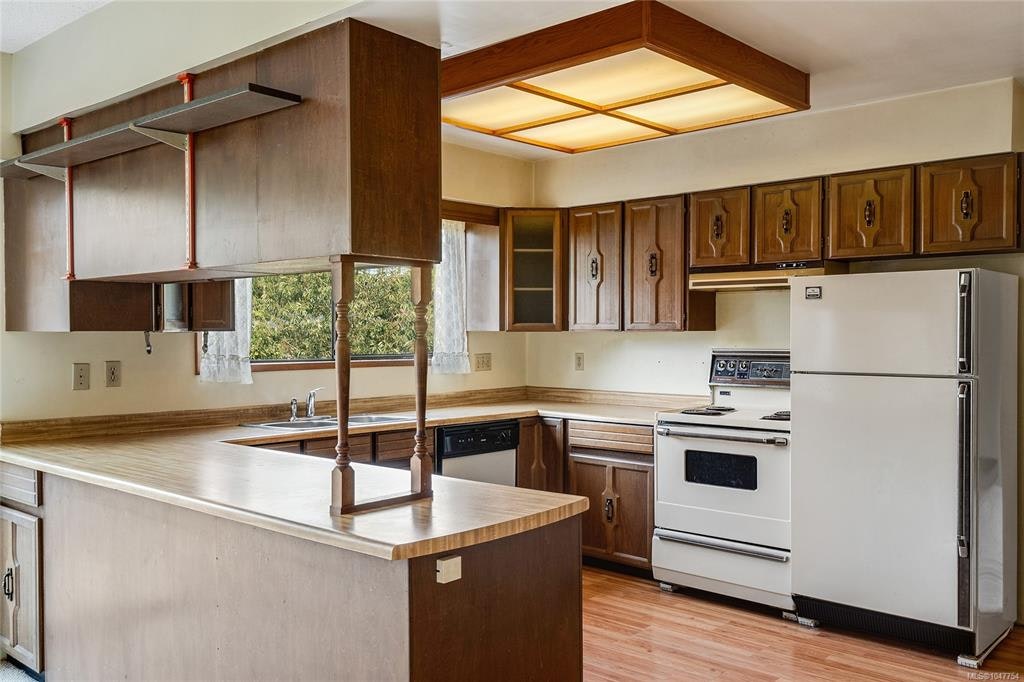 1144 May Street, Victoria, BC, V8V 2S5 - 12