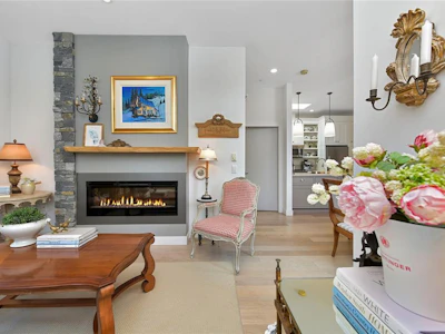 301-2580 Penrhyn Street - 3