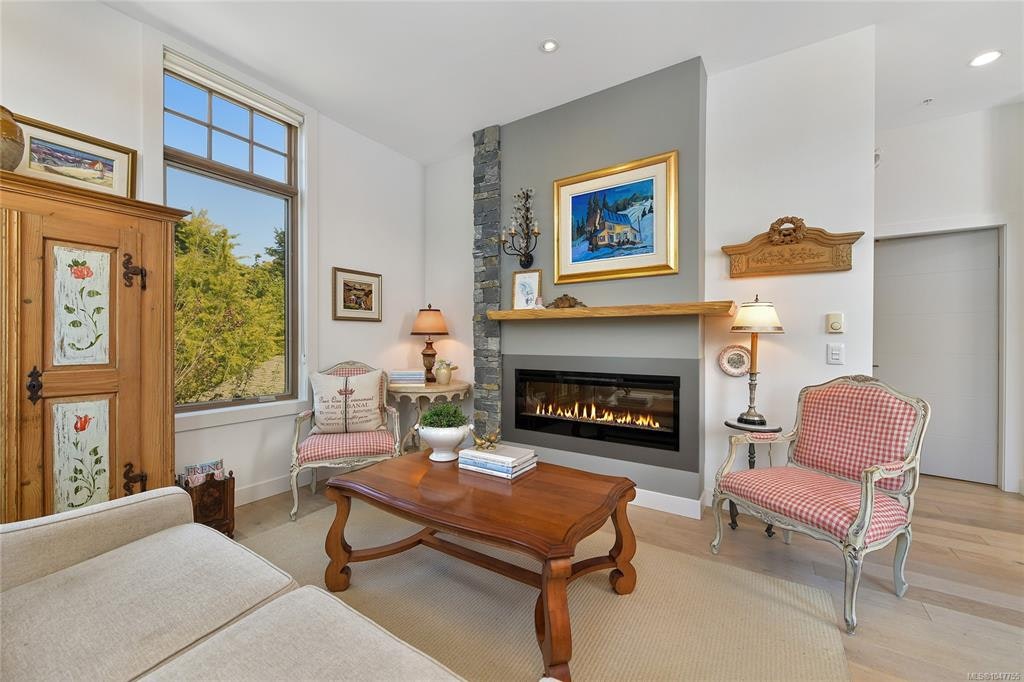 301-2580 Penrhyn Street - 2