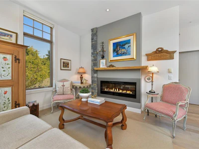 301-2580 Penrhyn Street - 2