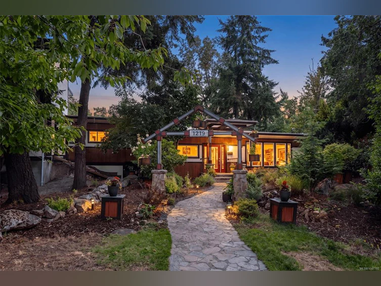 1219 Old Esquimalt Road, Esquimalt, BC, V9A 4X7