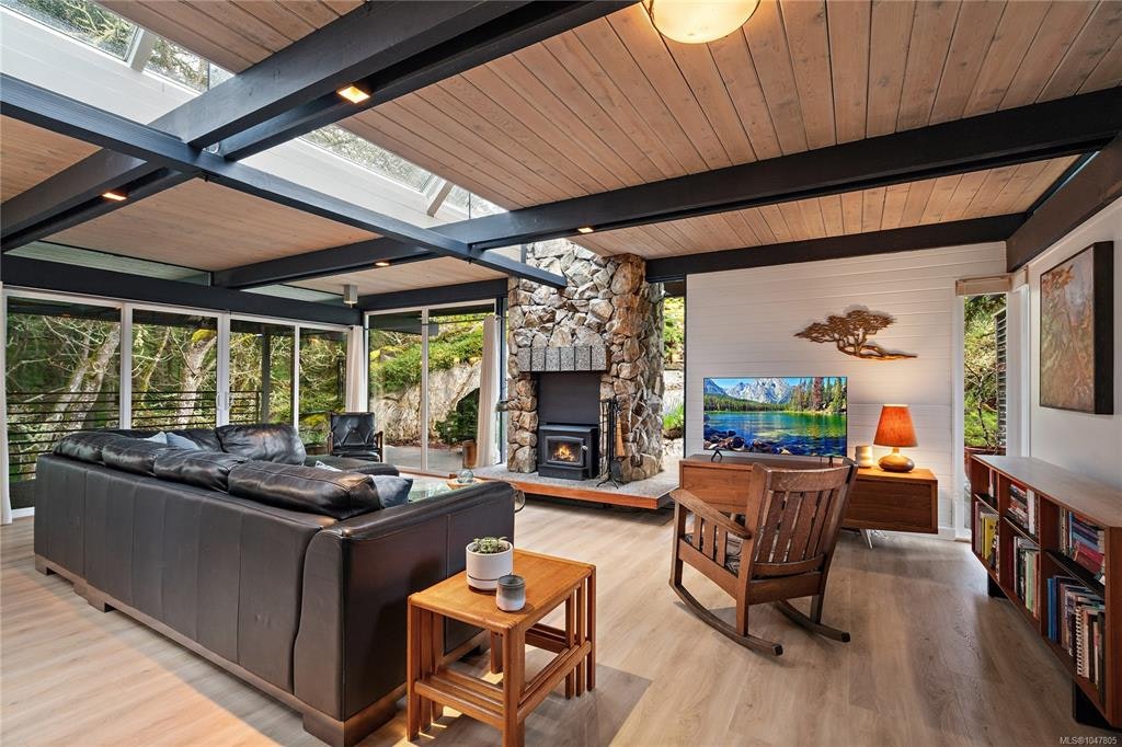 4513 Edgewood Place, Saanich, BC, V8X 2N8