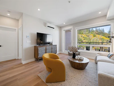 210-1810 Selenite Place - 2
