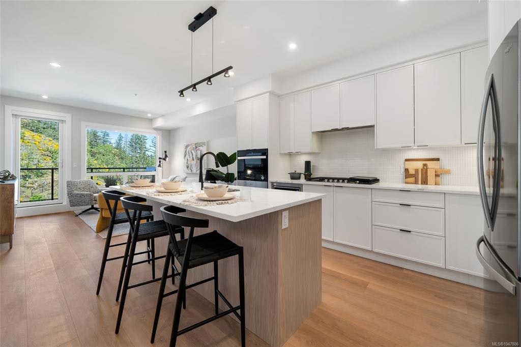 210-1810 Selenite Place - 4