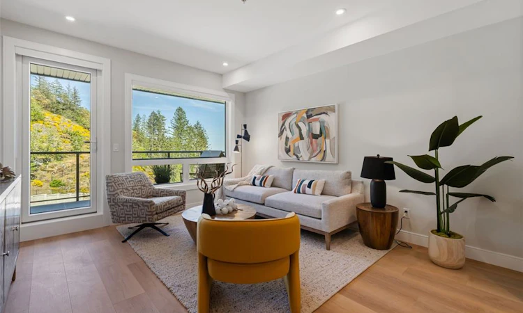 210-1810 Selenite Place