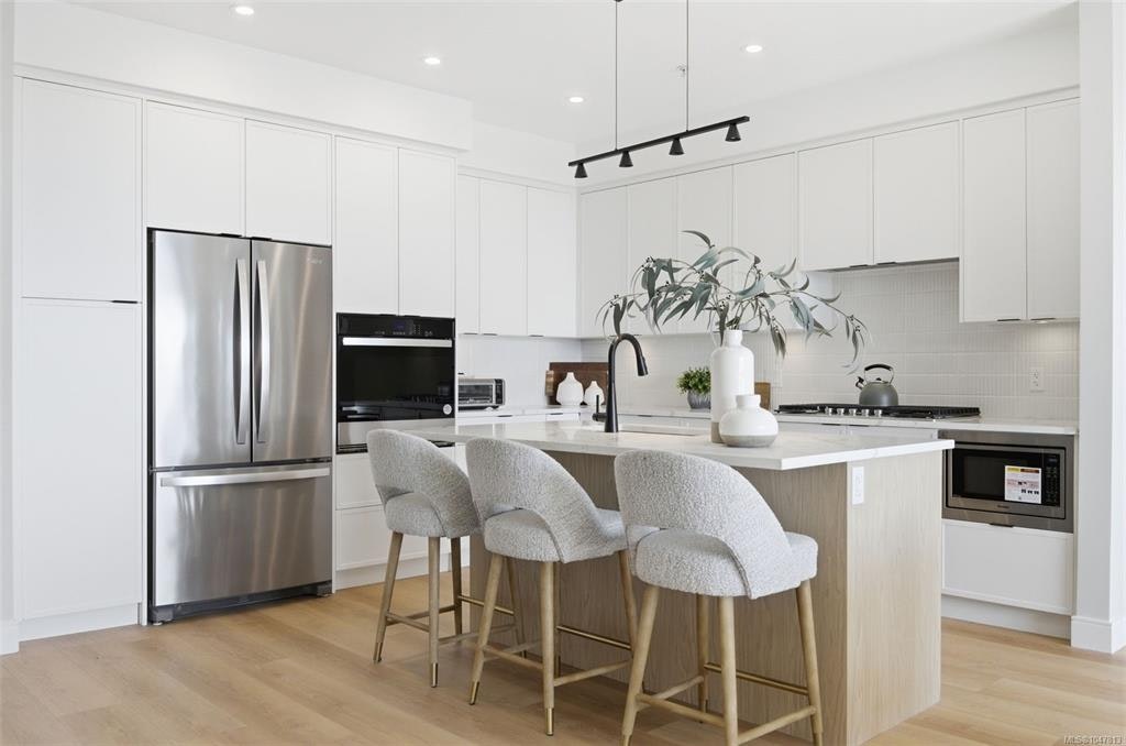 401-1810 Selenite Place - 4