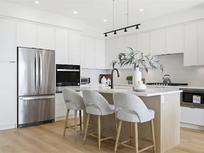 401-1810 Selenite Place - 4