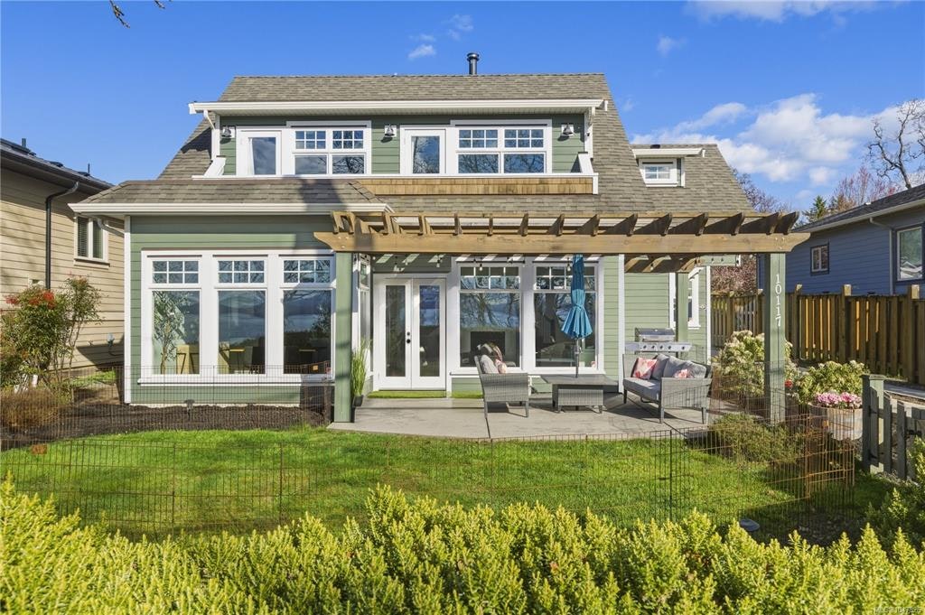 10117 West Saanich Road, North Saanich, BC, V8L 5T6