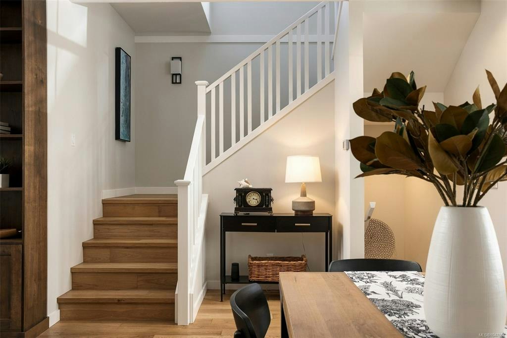 1048 Pentrelew Place, Victoria, BC, V8V 4J4 - 20