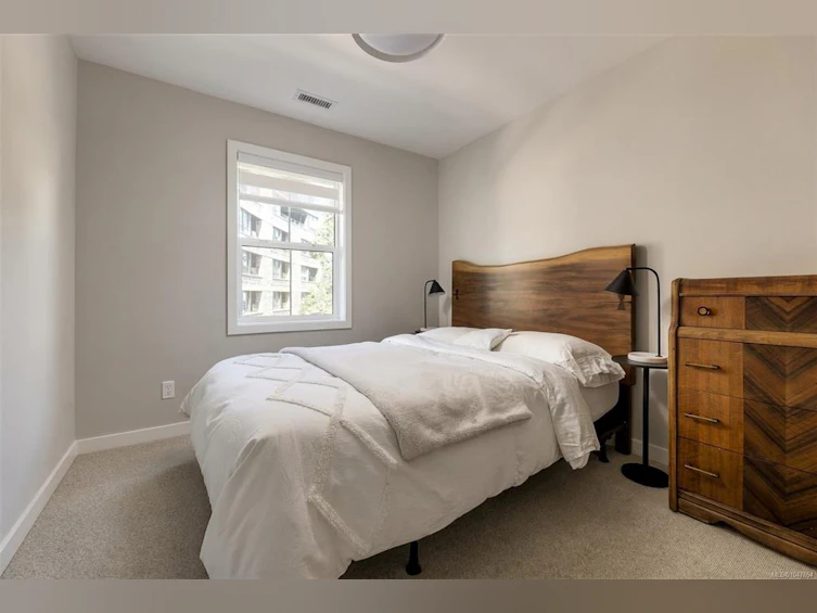 1048 Pentrelew Place, Victoria, BC, V8V 4J4 - 30