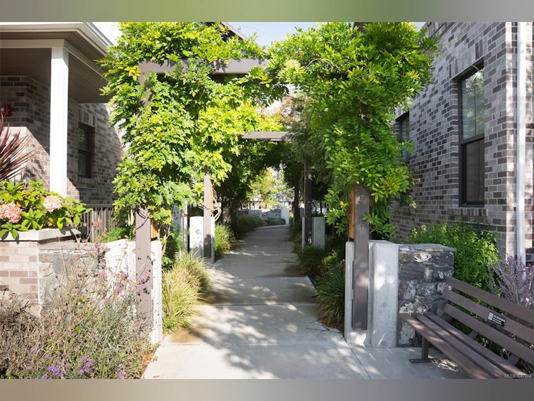 1048 Pentrelew Place, Victoria, BC, V8V 4J4 - 45