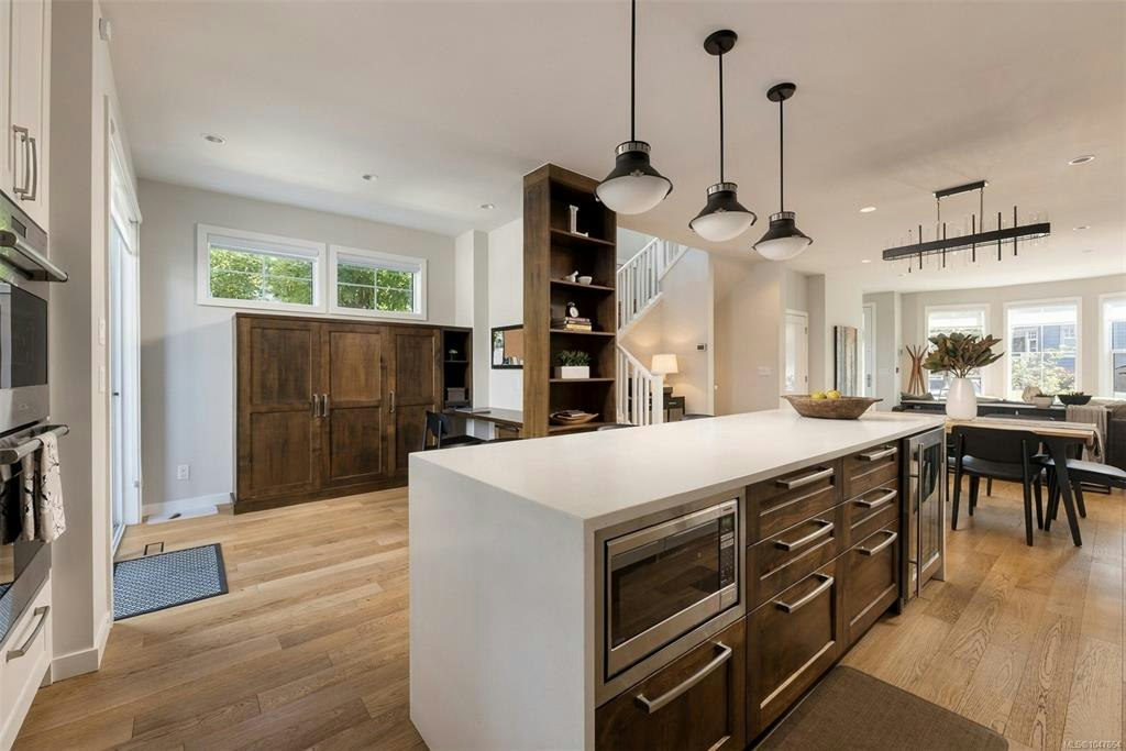 1048 Pentrelew Place, Victoria, BC, V8V 4J4 - 17