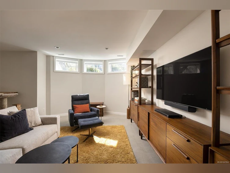 1048 Pentrelew Place, Victoria, BC, V8V 4J4 - 32