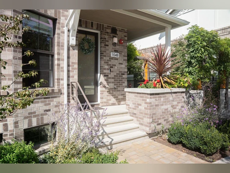 1048 Pentrelew Place, Victoria, BC, V8V 4J4 - 2
