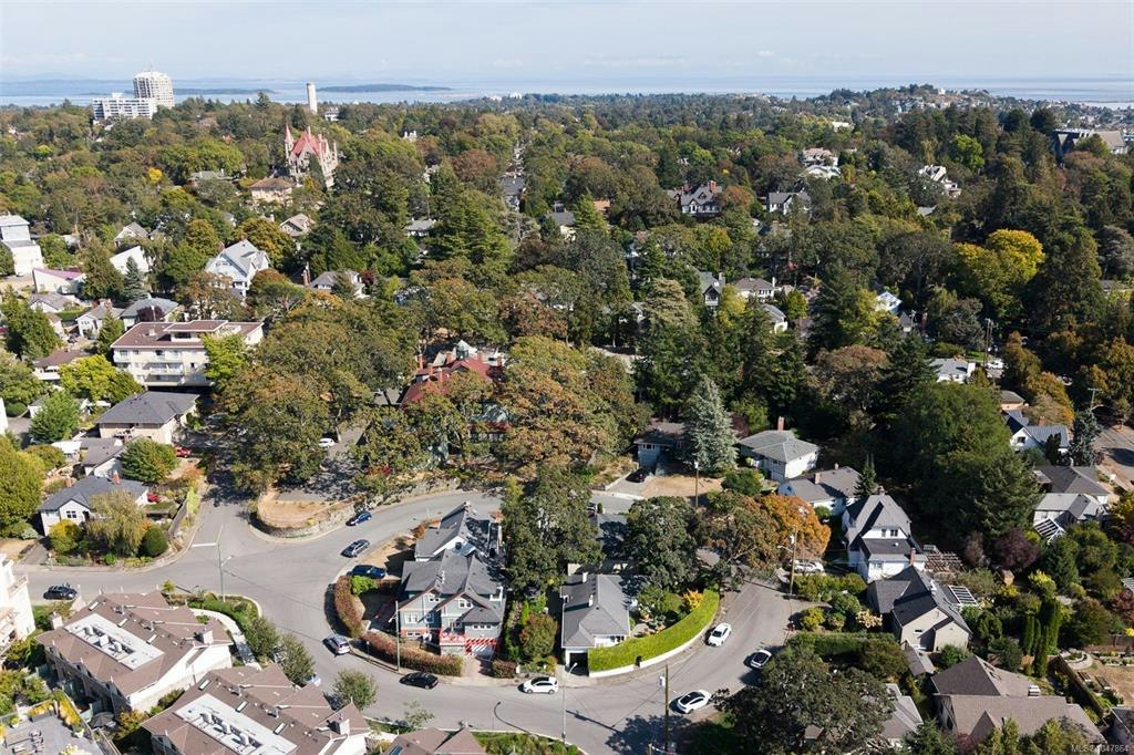 1048 Pentrelew Place, Victoria, BC, V8V 4J4 - 48