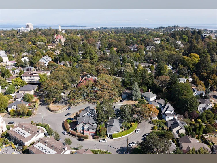 1048 Pentrelew Place, Victoria, BC, V8V 4J4 - 48