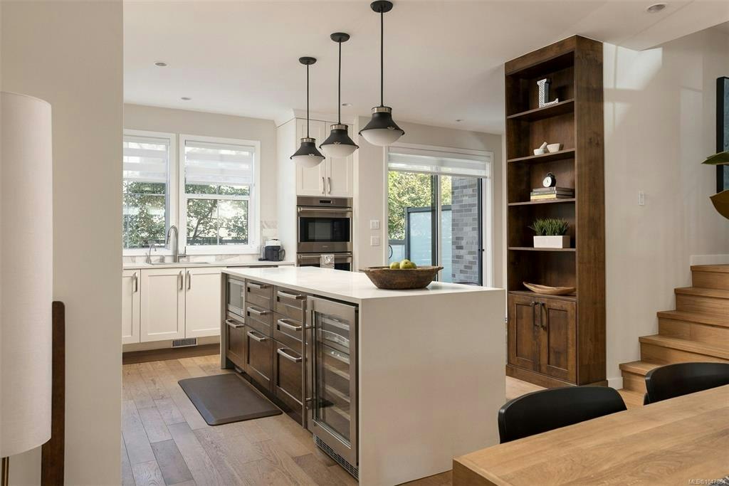 1048 Pentrelew Place, Victoria, BC, V8V 4J4 - 11