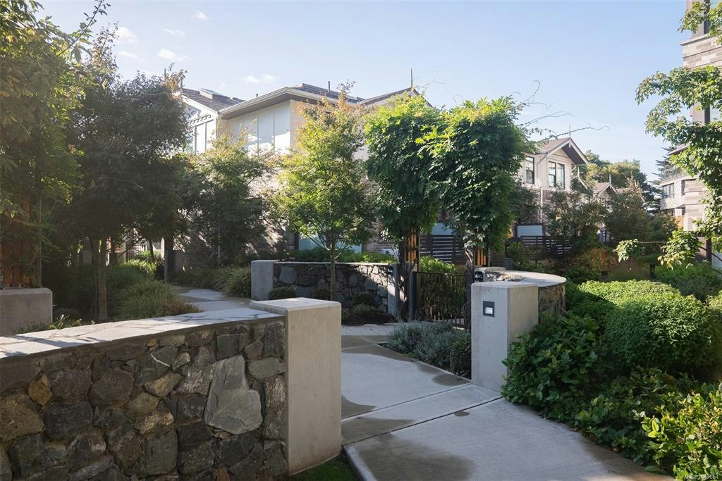 1048 Pentrelew Place, Victoria, BC, V8V 4J4 - 44