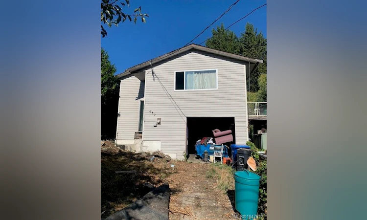 989 Plecas Crescent
