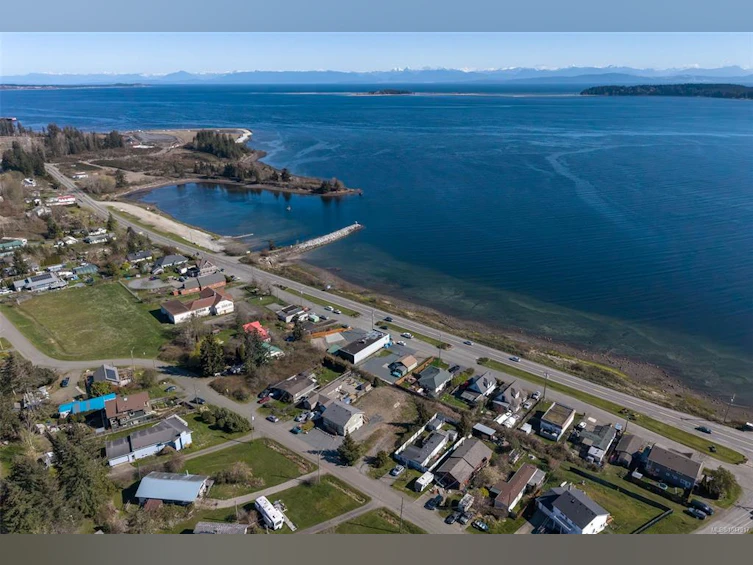 5570 Horne Street, Union Bay, BC, V0R 3B0 - 3