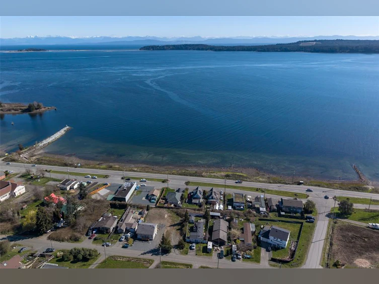 5570 Horne Street, Union Bay, BC, V0R 3B0 - 5