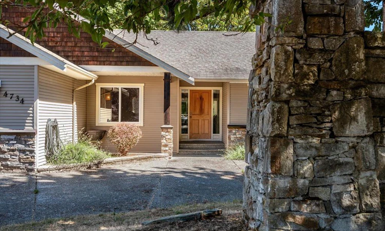 4734 Vista View Crescent
