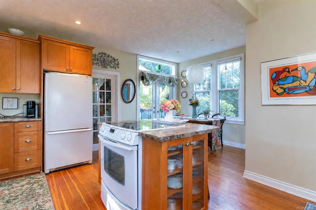 2445 Amelia Avenue, Sidney, BC, V8L 2J4 - 11