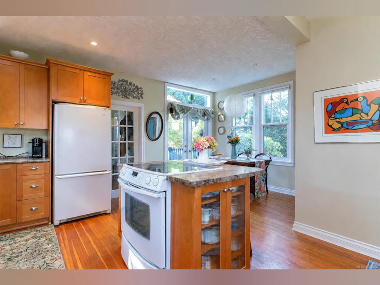 2445 Amelia Avenue, Sidney, BC, V8L 2J4 - 11