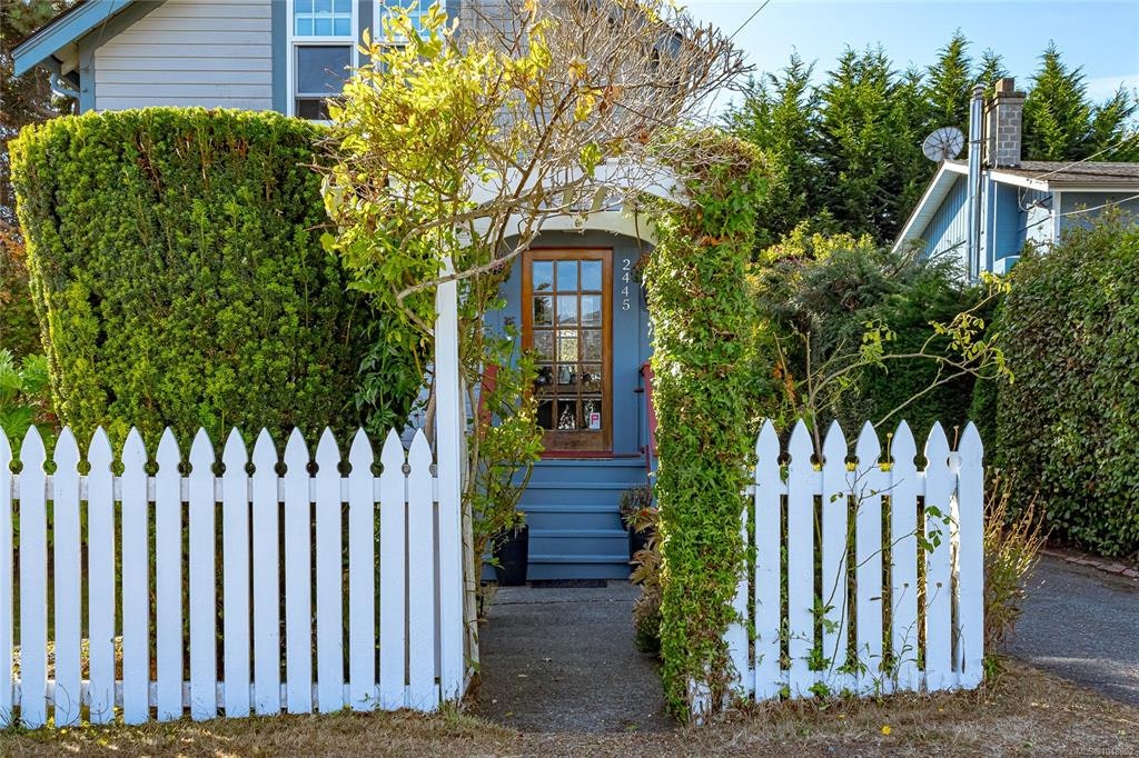 2445 Amelia Avenue, Sidney, BC, V8L 2J4 - 3