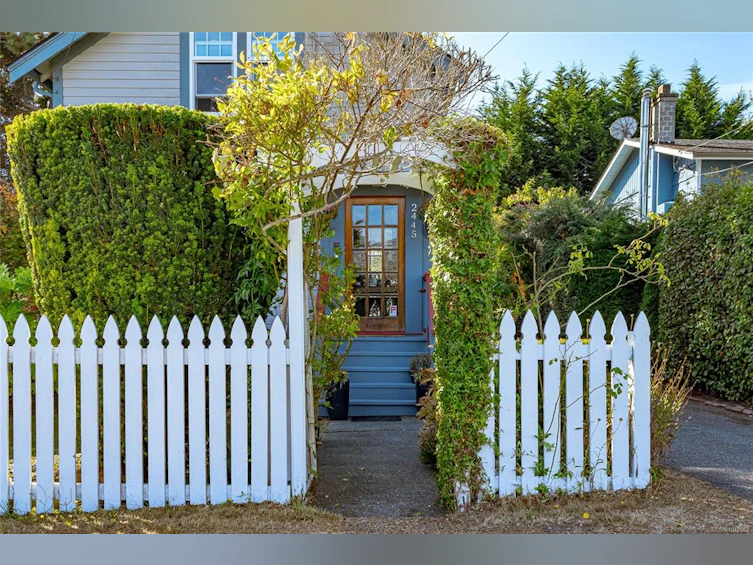 2445 Amelia Avenue, Sidney, BC, V8L 2J4 - 3