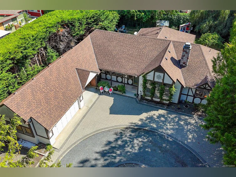 2526 W Island Highway, Qualicum Beach, BC, V9K 1B5 - 2