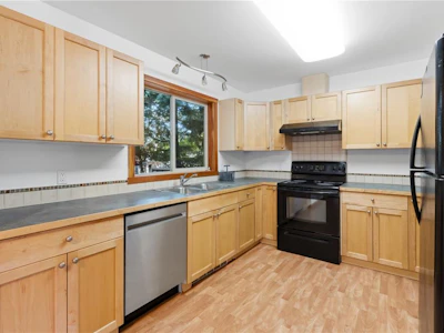 7-1626 Holly Crescent - 3