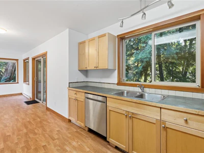 7-1626 Holly Crescent - 4