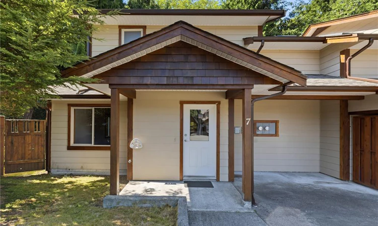 7-1626 Holly Crescent