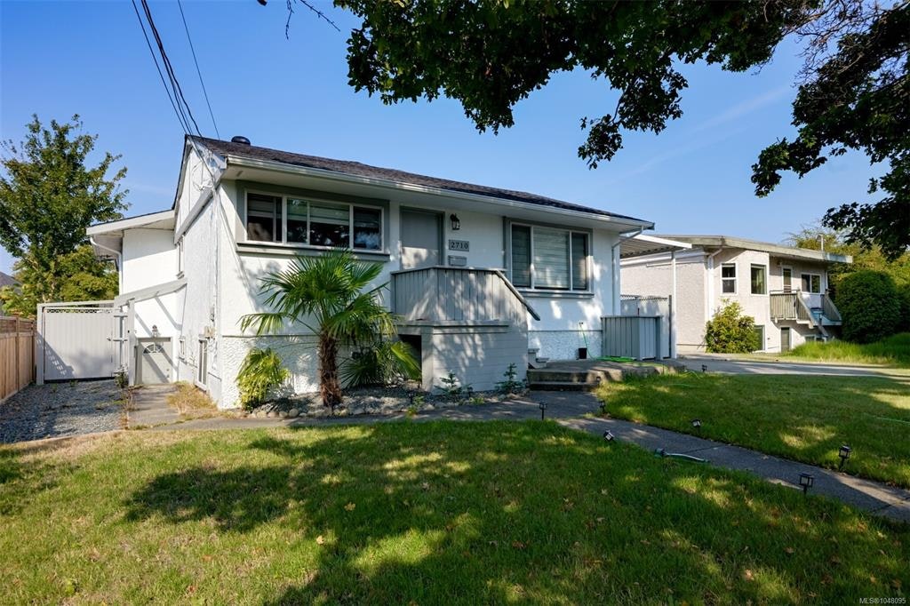 2710 Victor Street, Victoria, BC, V8R 4E4