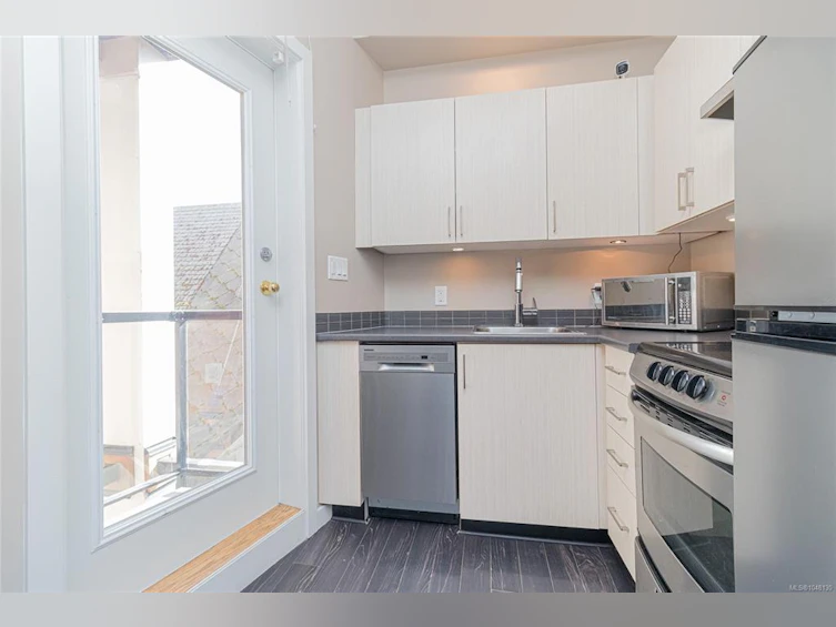 305-1121 Fort Street, Victoria, BC, V8V 3K9 - 11