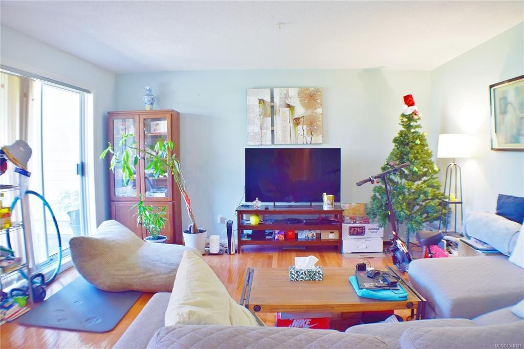 207-1694 Cedar Hill Cross Road, Saanich, BC, V8P 2P7