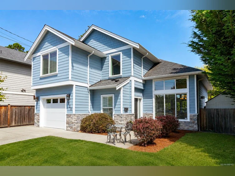 920 Snowdrop Avenue, Saanich, BC, V8Z 2N4