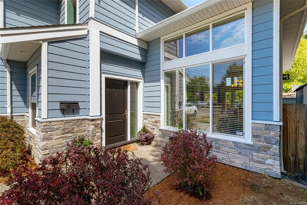 920 Snowdrop Avenue, Saanich, BC, V8Z 2N4 - 2