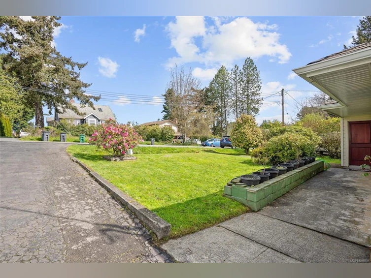 625 Broadway Street, Saanich, BC, V8Z 2G5 - 45