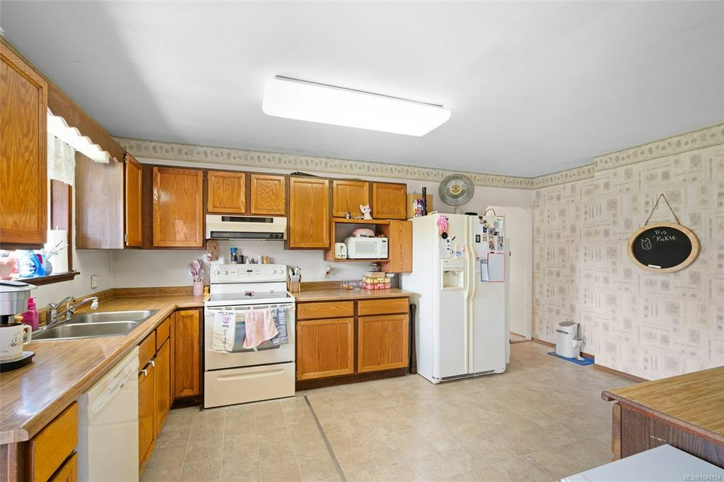 625 Broadway Street, Saanich, BC, V8Z 2G5 - 11